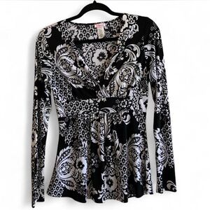 Vintage Y2K Black and White Floral Top! Size Small!